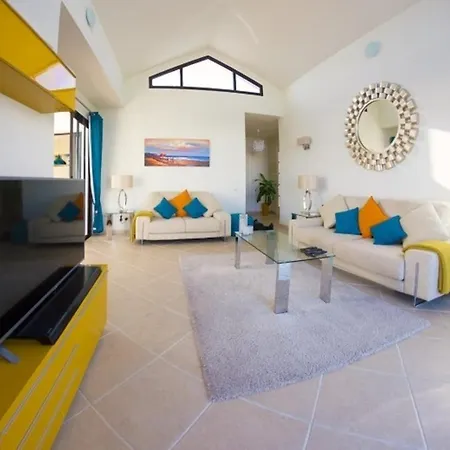 Stunning 3-Bed Villa In Playa Blanca *